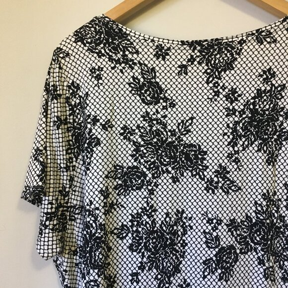 Michel Studio B&W Floral Lace Print Stretchy V-Neck Modern Tee - Picture 6 of 16